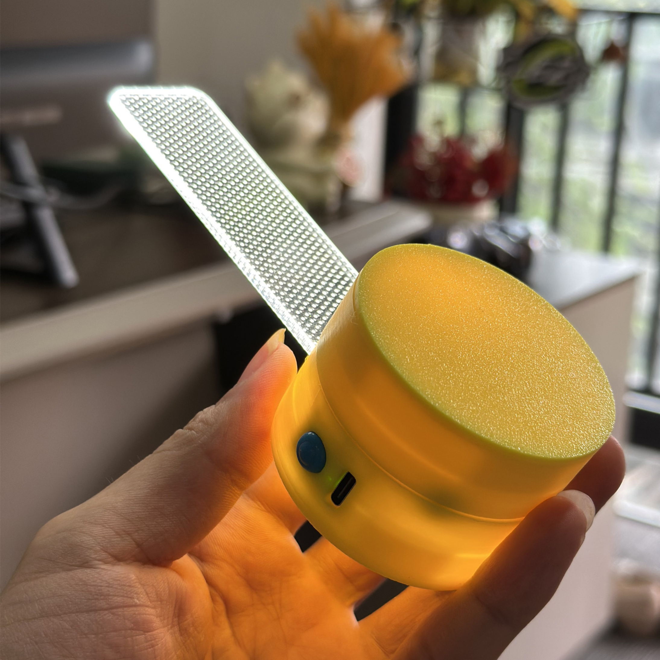 TINT Cutting Auxiliary Light – Magnetic, USB Rechargeable