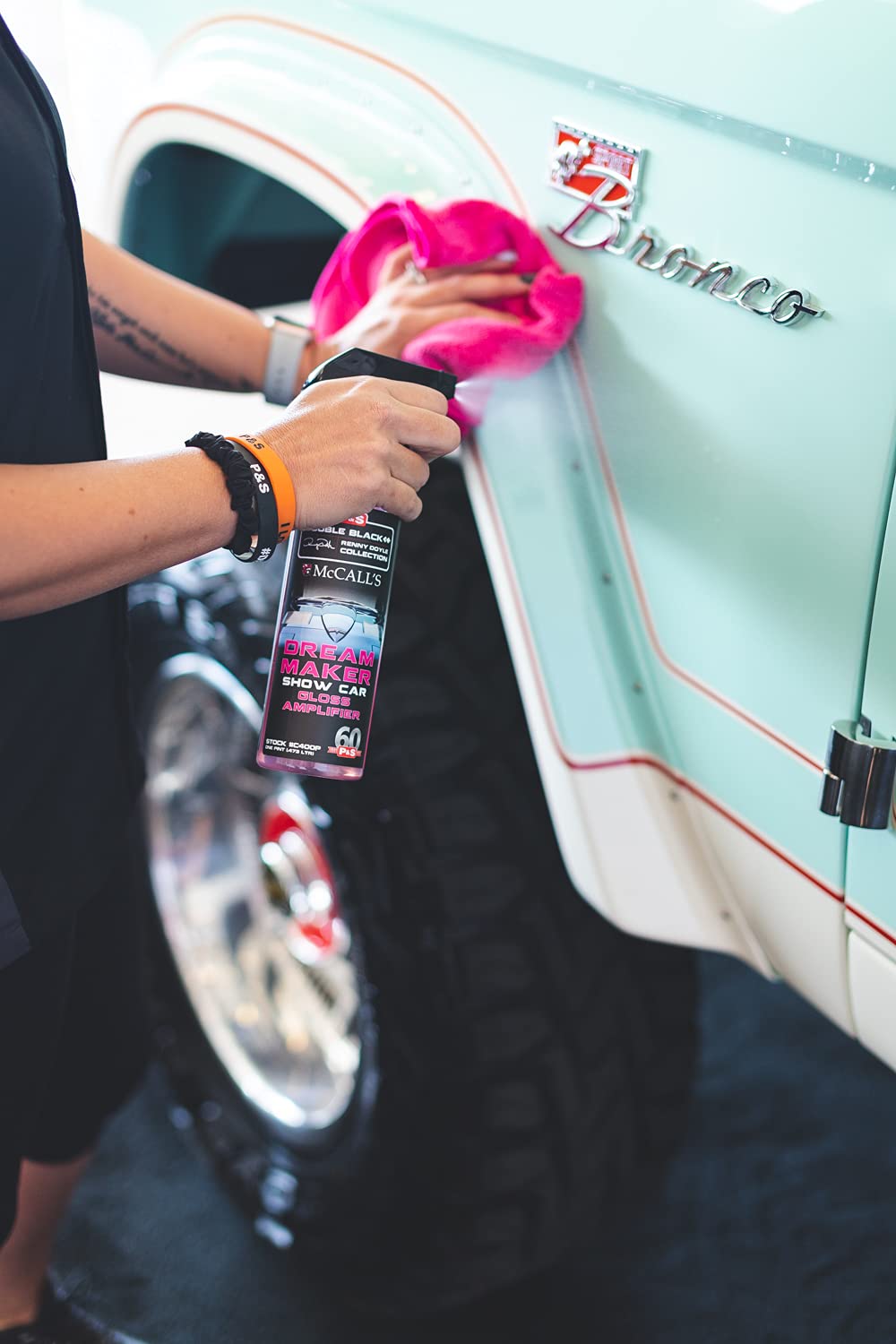 Application of P&S Detailing C4001 Dream Maker on a car’s hood, showcasing the gloss enhancement in action.